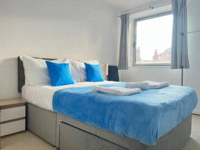 Grand City-Centre Apartment + Parking (Sleeps 6+)